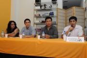 Carlos castillo inicia su presentación del libro